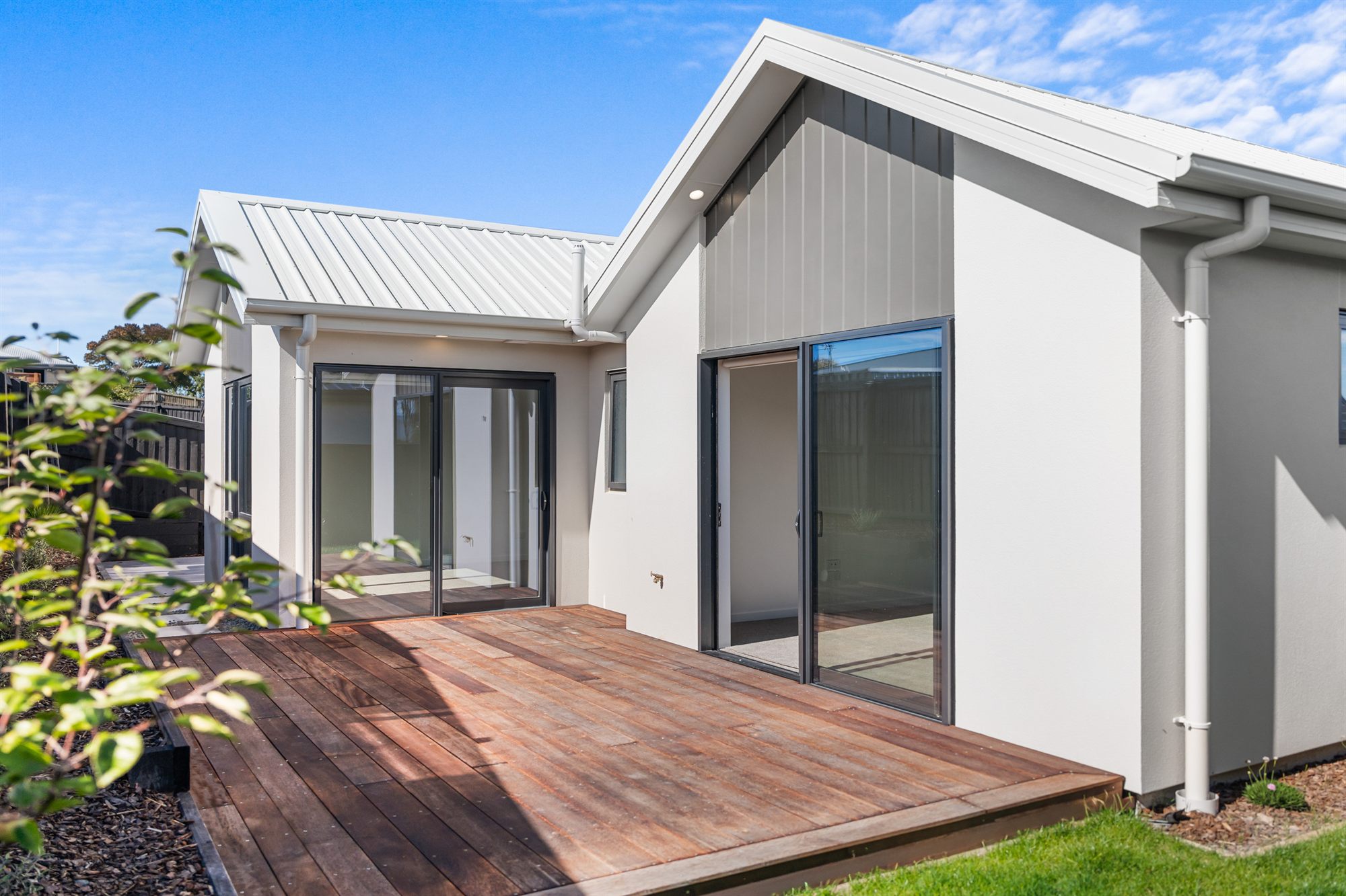 Hardwood timber deck and outdoor living at Elmbridge Mews